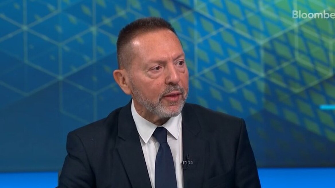 Στουρνάρας στον Economist: «Η αβεβαιότητα λόγω Τραμπ υπονομεύει την κυριαρχία του δολαρίου»