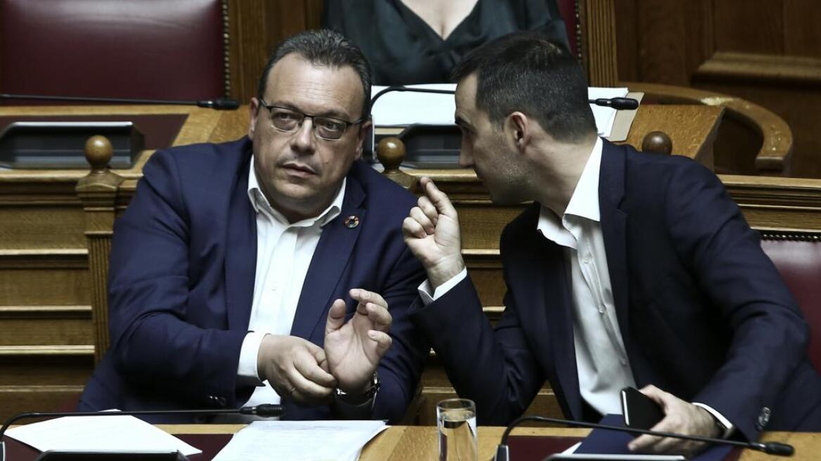 Ερίζουν στον ΣΥΡΙΖΑ για τον Μητσοτάκη, σιωπηρά παρών ο Τσίπρας στο Συνέδριο