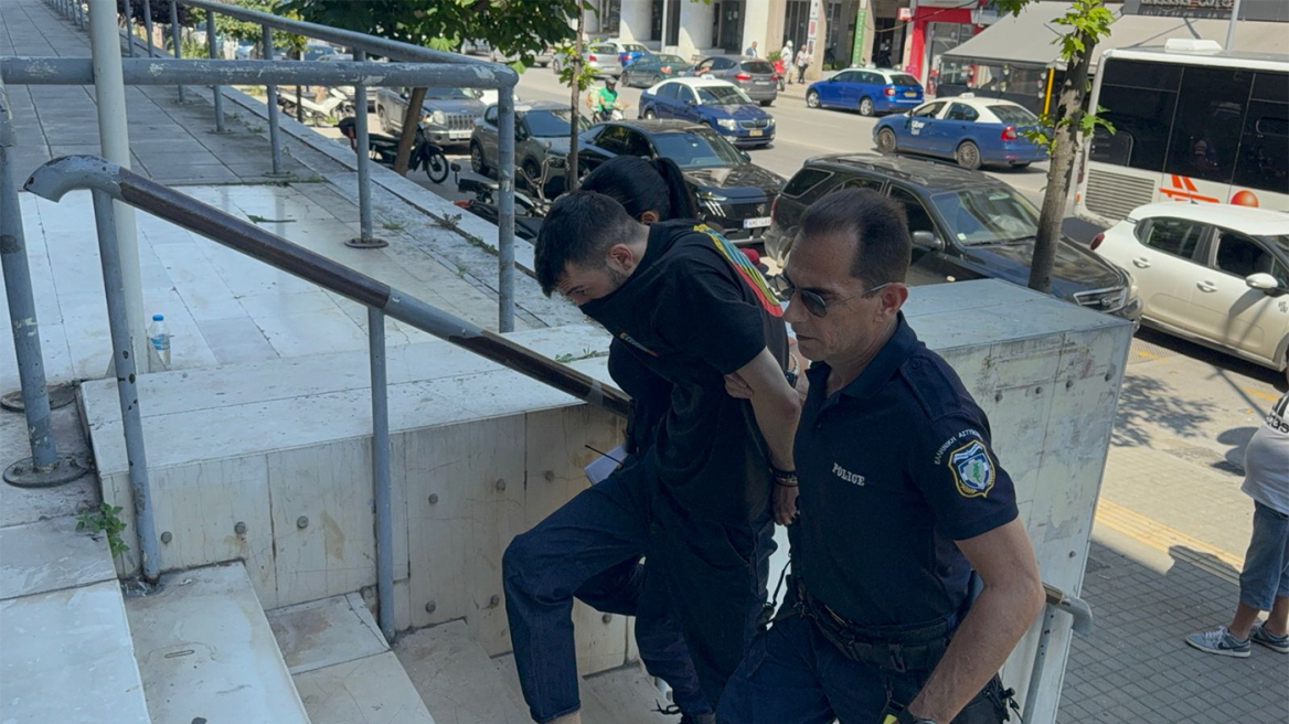 Θεσσαλονίκη: Προθεσμία για να απολογηθεί πήρε ο 34χρονος που κλώτσησε και πάτησε γατάκι με το αυτοκίνητό του