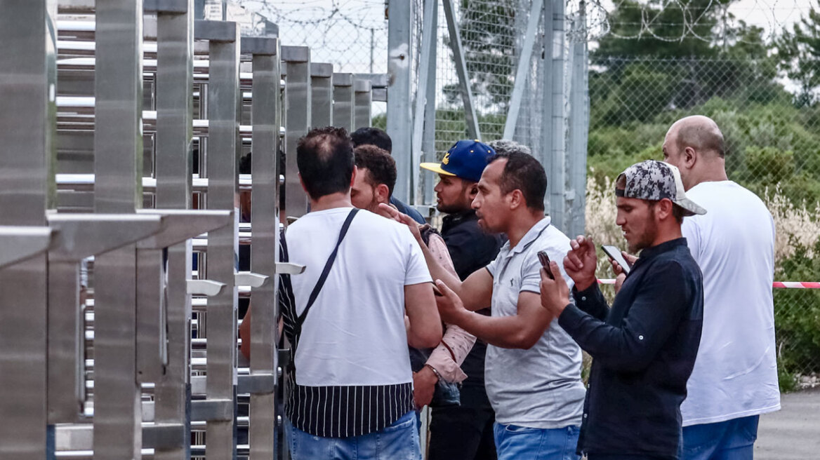 Σκέψεις για αναστολή της εξέτασης των αιτημάτων ασύλου αν δεν μειωθούν οι μεταναστευτικές ροές